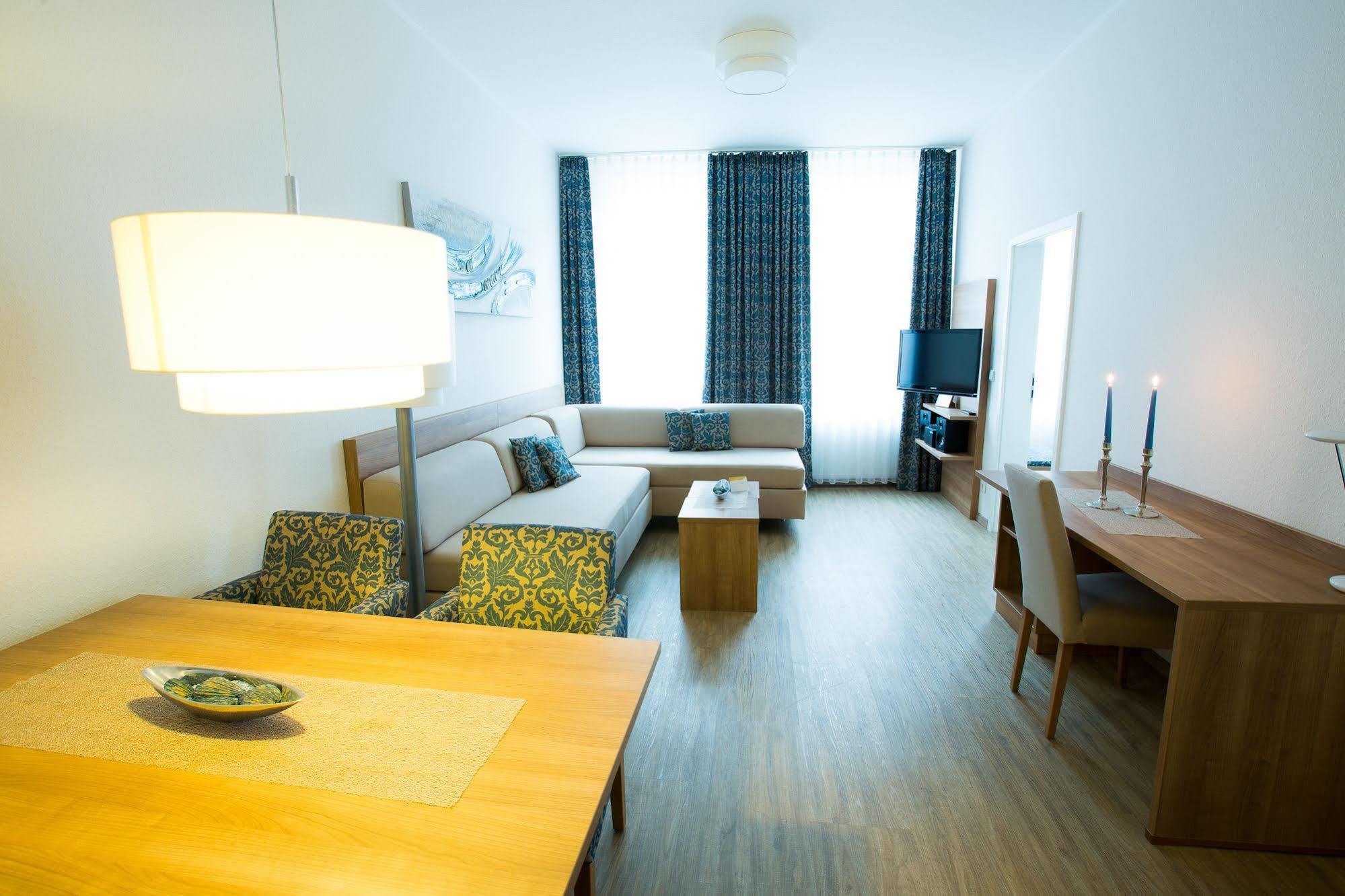 Hotel & Living Am Wartturm - Hotel & Apartments Шпайер Екстериор снимка